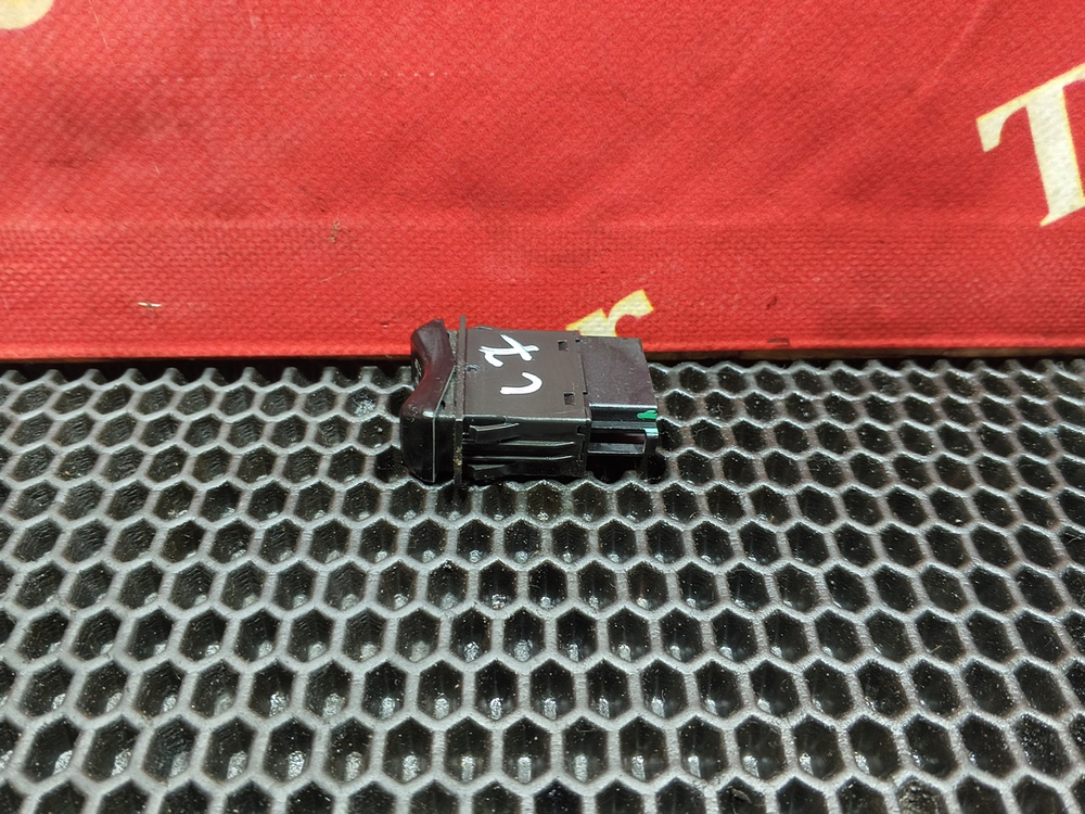 Кнопка люка