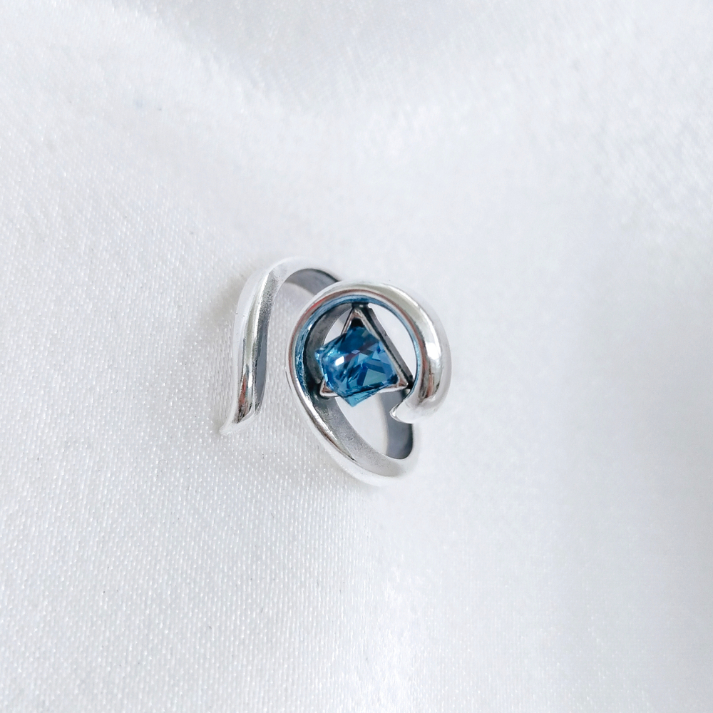 "Адамант" кольцо в серебряном покрытии из коллекции "Kaleidoscope" от  Jenavi
