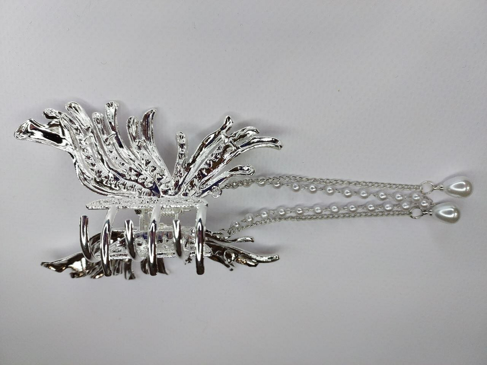 Заколка Краб для волос. Металл. Бабочка со стразами с подвесками. Цвет серебро.