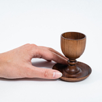 Деревянная подставка для яйца с солонкой из древесины сибирского кедра. ES8