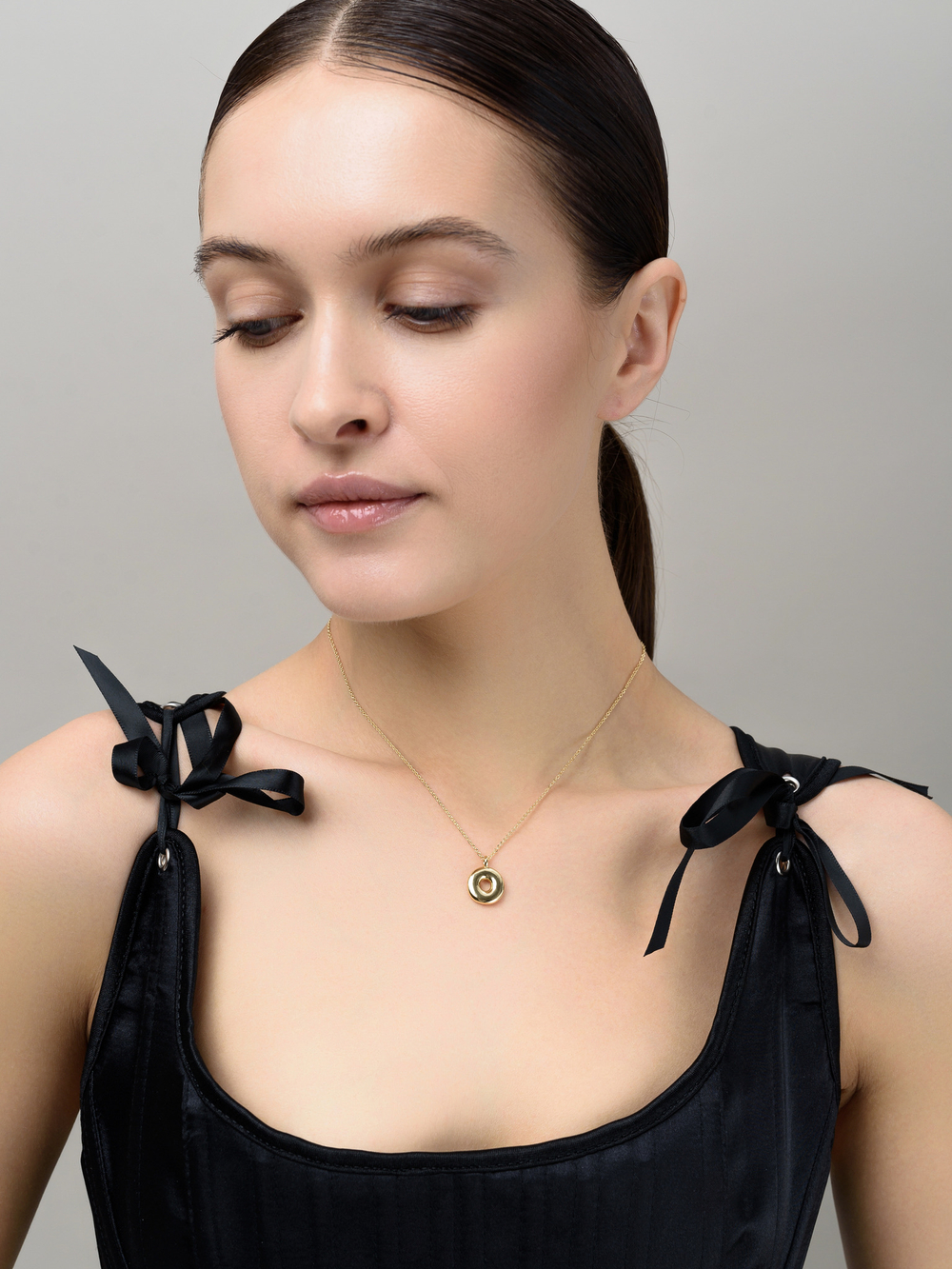 Колье с буквой О