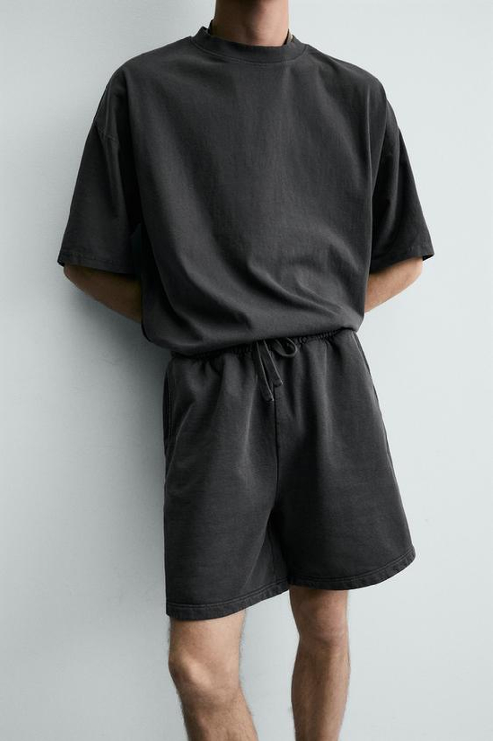 ZARA БАЗОВЫЕ ШОРТЫ-ДЖОГГЕРЫ С ЭФФЕКТОМ ПОТЕРТОСТИ, ТЕМНЫЙ АНТРАЦИТ