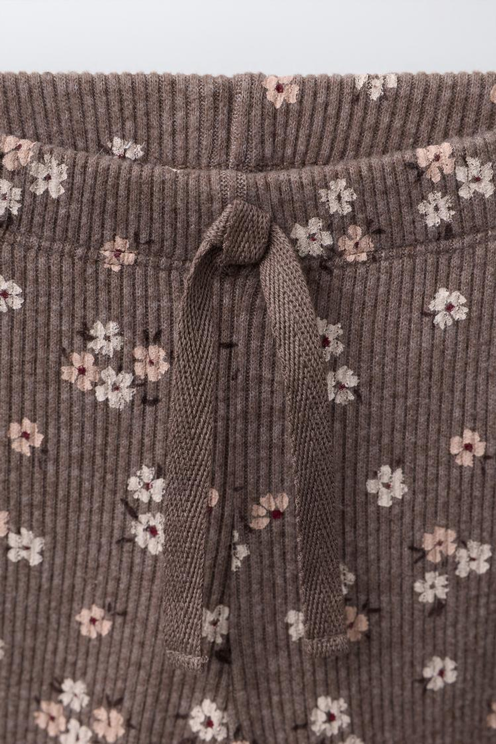 ZARA КОМПЛЕКТ ИЗ ФУТБОЛКИ И РАСКЛЕШЕННЫХ ЛЕГИНСОВ ИЗ МЯГКОЙ ТКАНИ, КОРИЧНЕВЫЙ