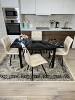 Стеклянный раздвижной стол "Черный мрамор" и стулья "ГУЧИ" ваниль