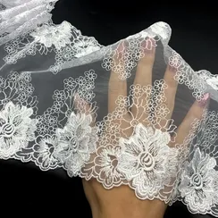 Вышивка на сетке белая 20 см