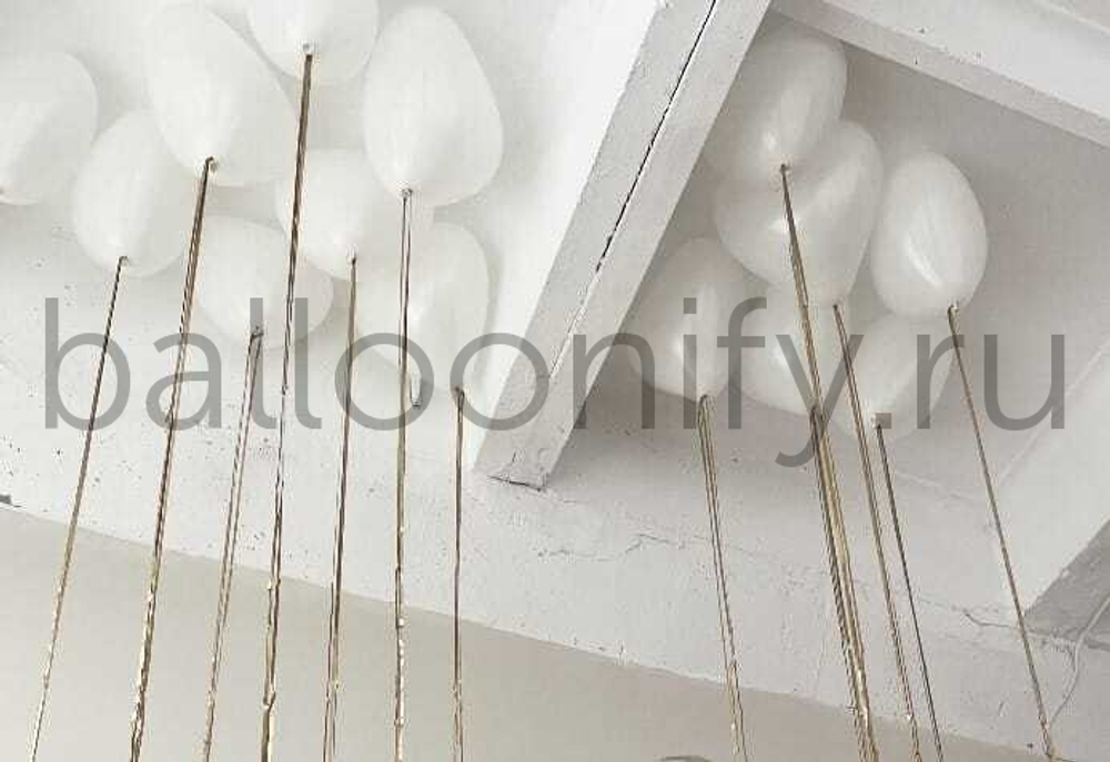 Шары под потолок, белые сердечки 30 см, с золотым дождиком