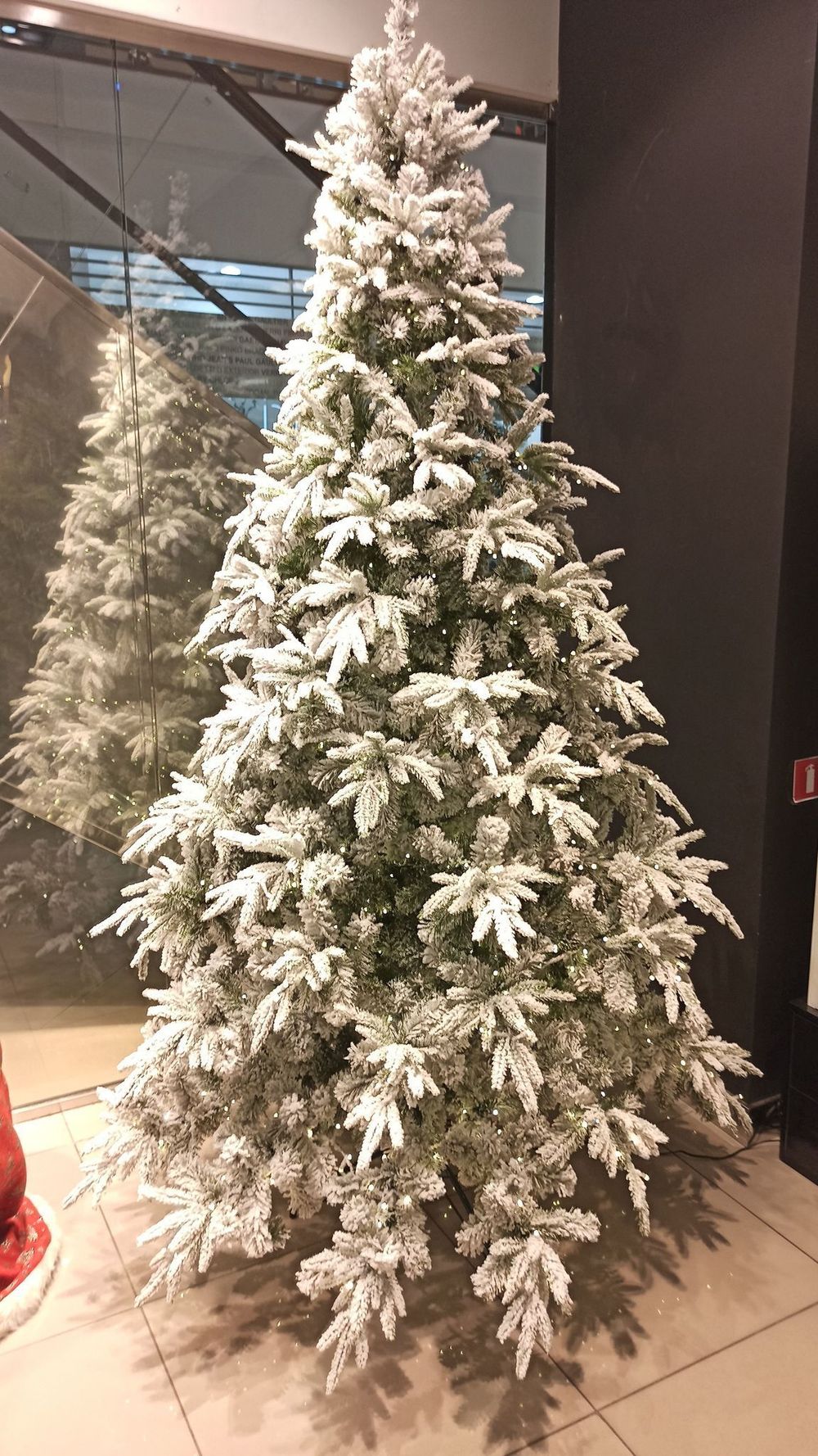 Заснеженная ель с гирляндой «Форесто» теплый свет (Литая+пвх) 180 см / 1,8 м