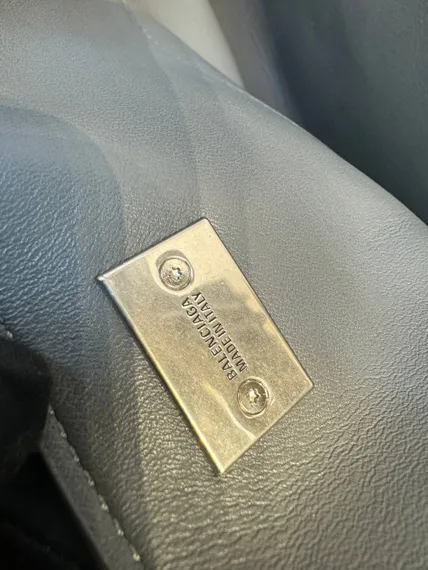 Сумку BALENCIAGA RODEO HANDBAG серый