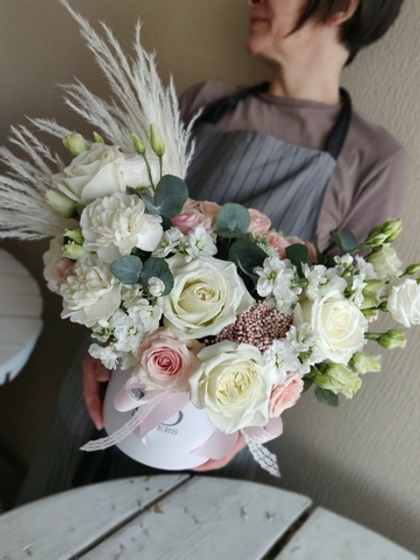 Фантастическая шляпная коробка раскидистой формы в нежных тонах с пампасной травой