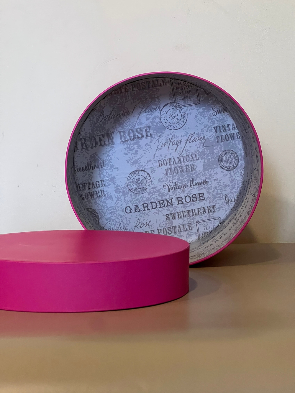 Короткая круглая коробка 22,5 см . Цвет: Фуксия  . Розница 350 рублей .