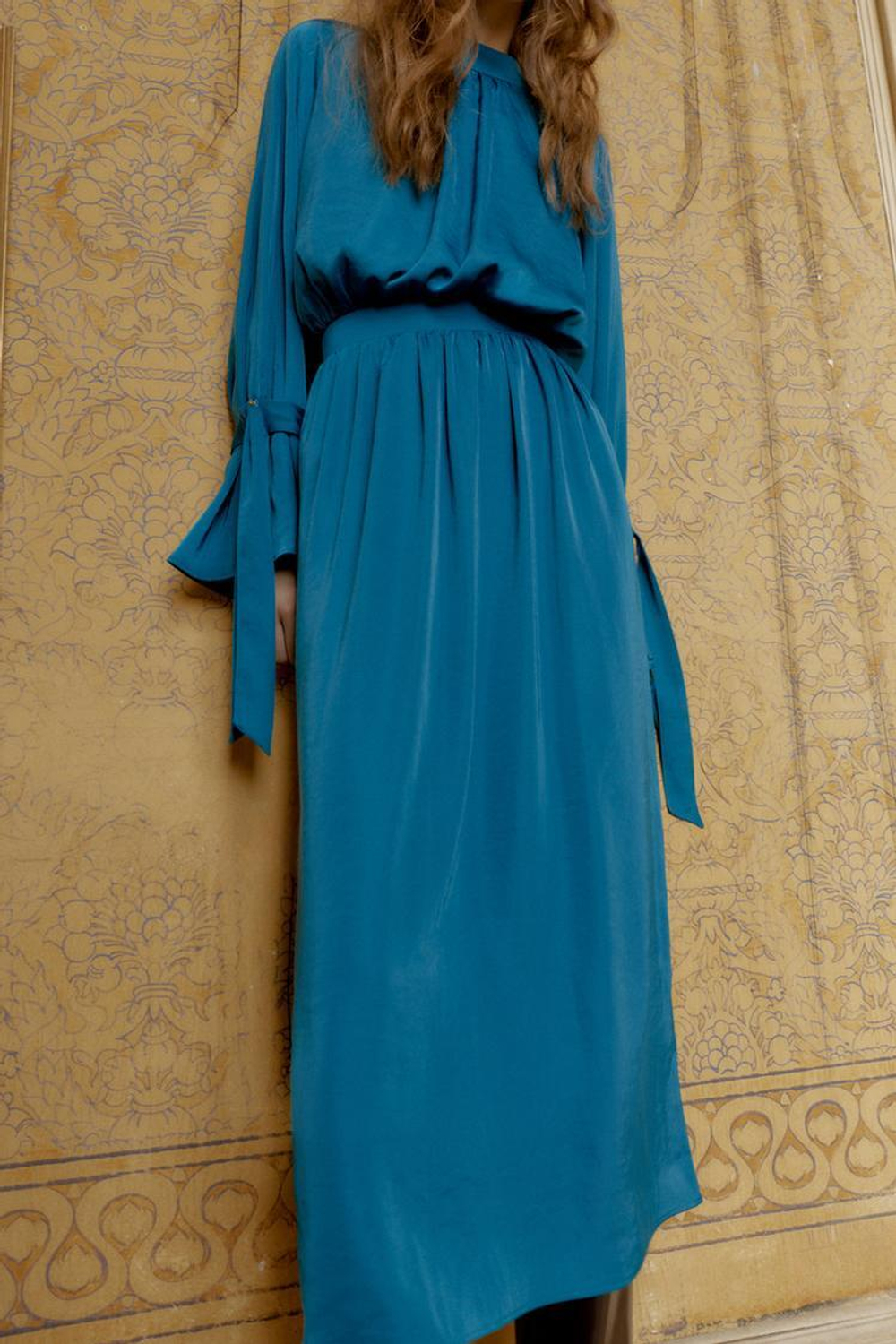 ZARA АТЛАСНОЕ ПЛАТЬЕ МИДИ С ЗАВЯЗКАМИ, УТИНО-СИНИЙ