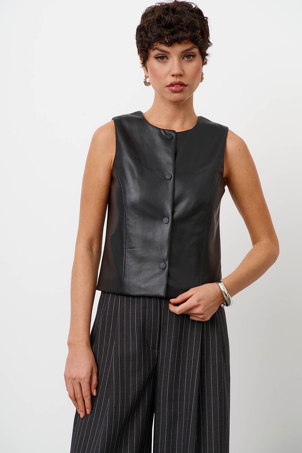 Жилетка из экокожи в минималистичном стиле черного цвета