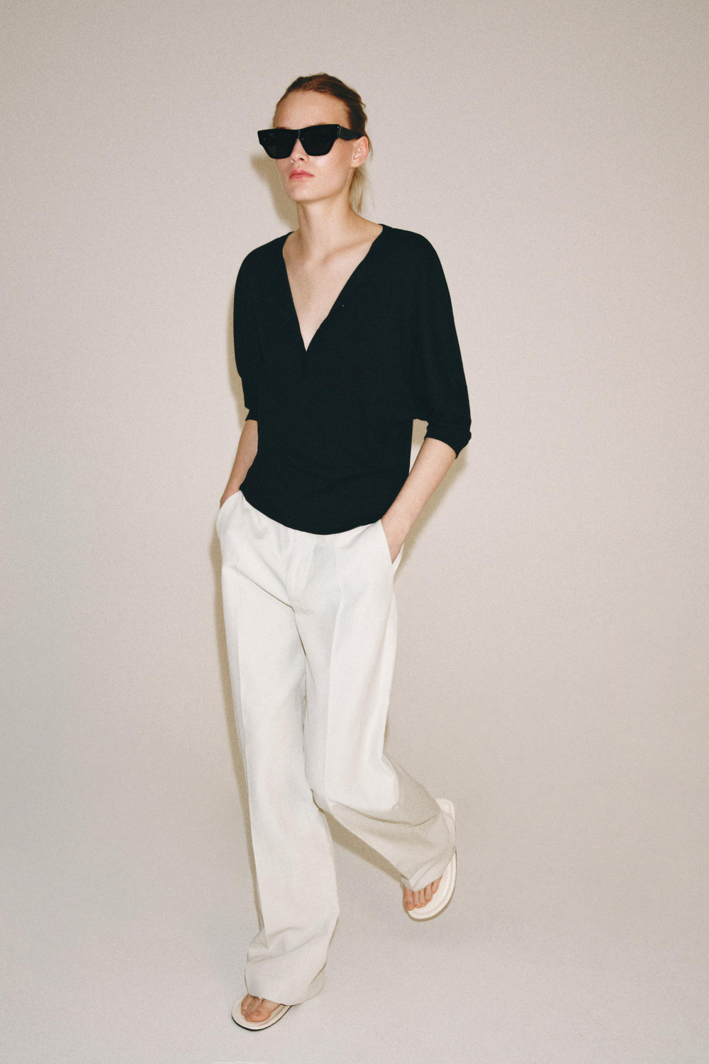 ZARA ХЛОПКОВАЯ ФУТБОЛКА С ВОРОТНИКОМ НА ПУГОВИЦАХ, ЧЕРНЫЙ