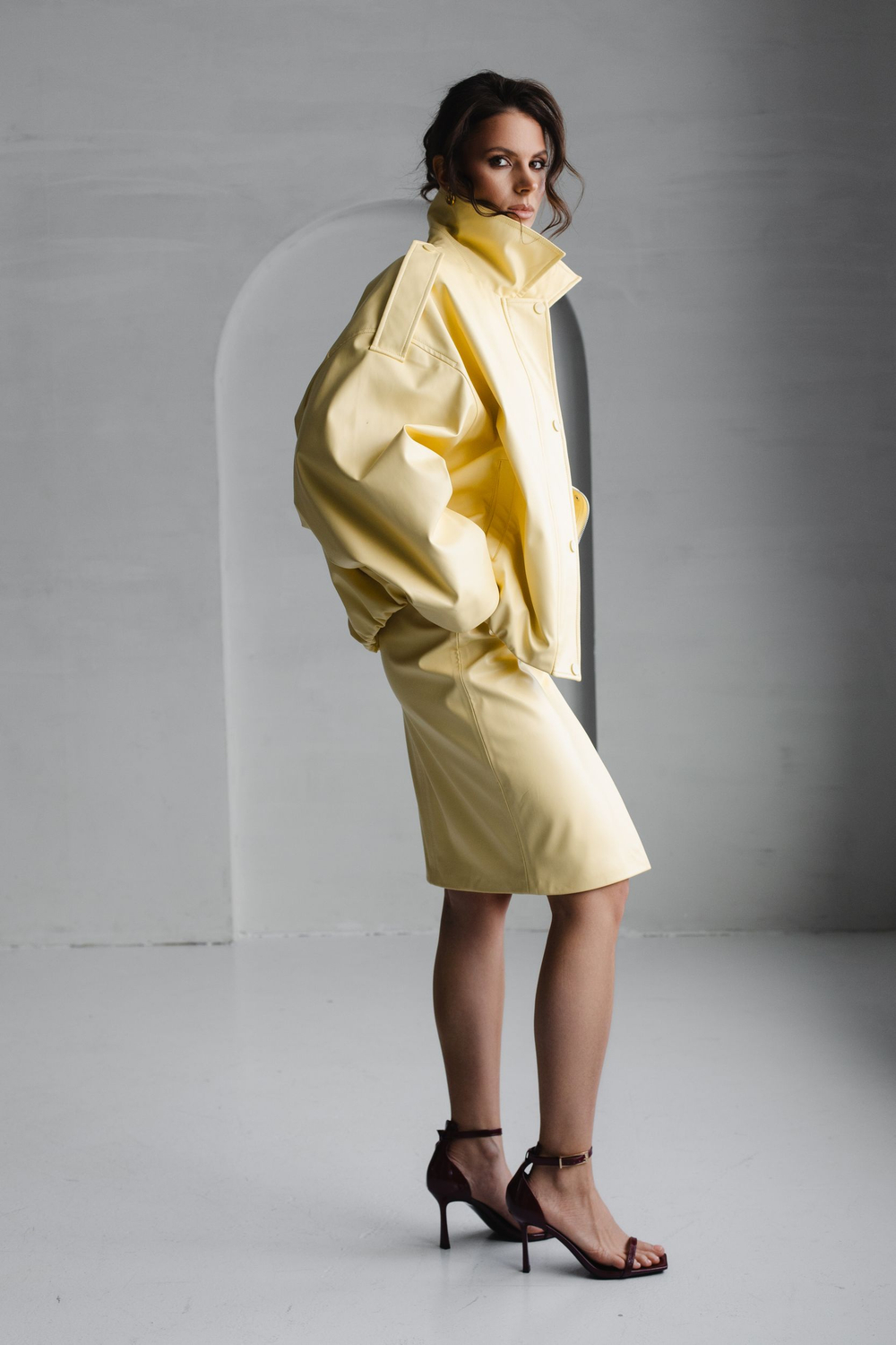 Юбка из эко-кожи с разрезом миди лимонная