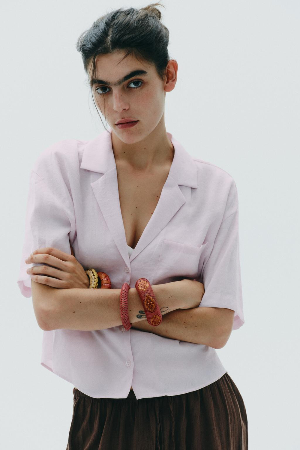 ZARA НАБОР ИЗ 4 БРАСЛЕТОВ ИЗ ДЕРЕВА И РАФИИ, РАЗНОЦВЕТНЫЙ