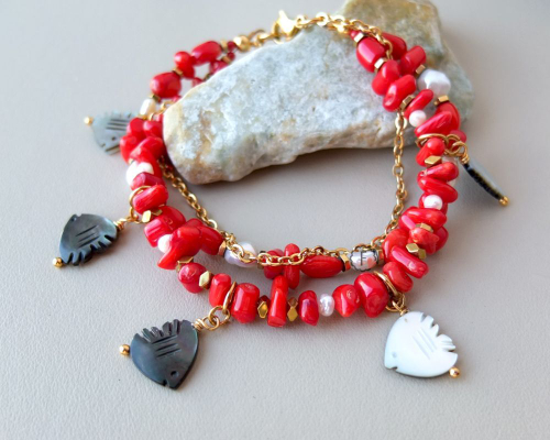 Браслет из коралла с подвесками