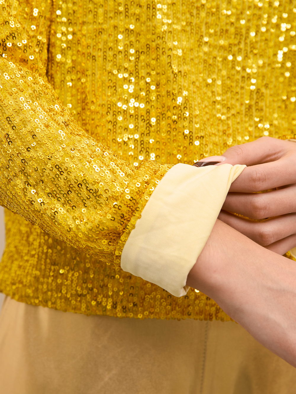 Костюм брючный праздничный с пайетками для девочки жёлтый