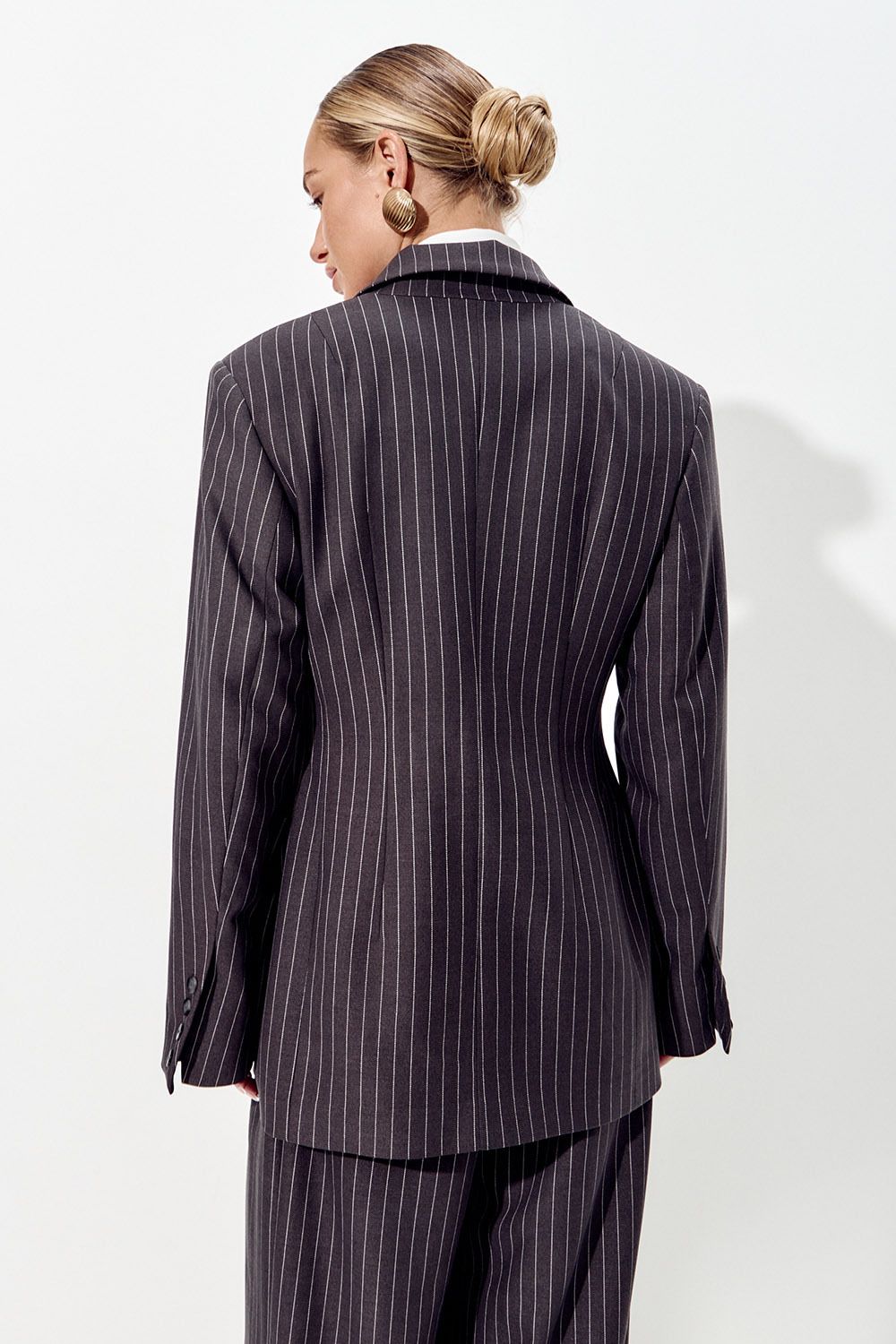 Приталенный пиджак "песочные часы" темно-серого цвета в полоску