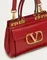 Средняя сумка с ручкой Valentino Rockstud Alcove из зернистой телячьей кожи красный