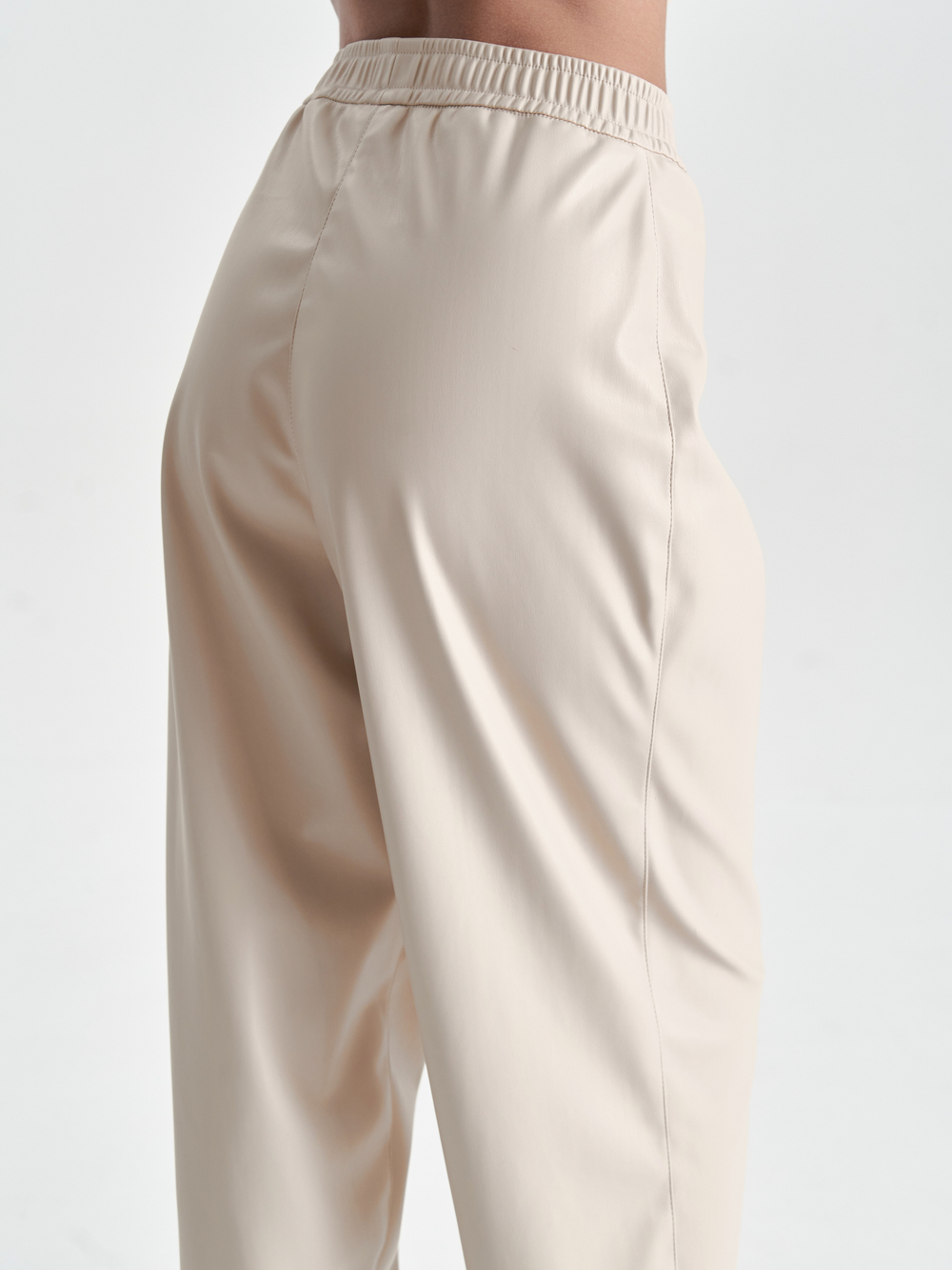 Брюки экокожа в молочном цвете