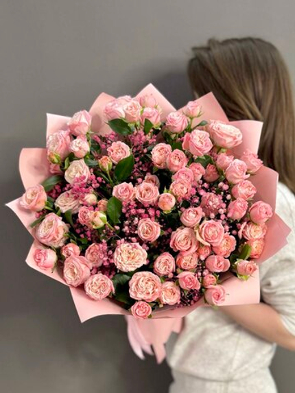 Букет из кустовых пионовидных роз сорта "Мадам Бомбастик" и гипсофилы