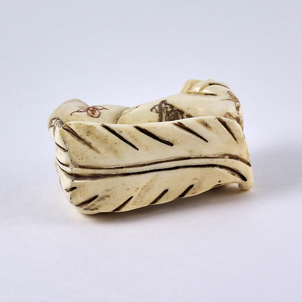 Нэцкэ Мальчик Карако на листе