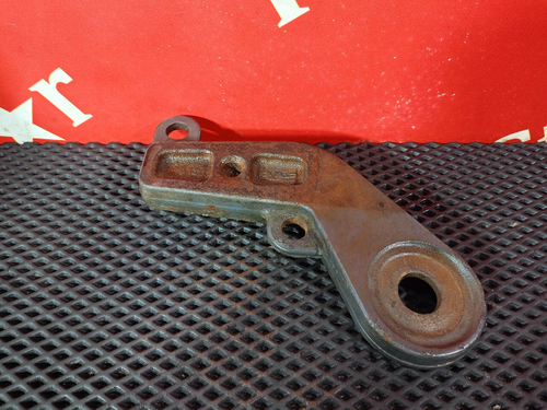 Кронштейн амортизатора нижний левый