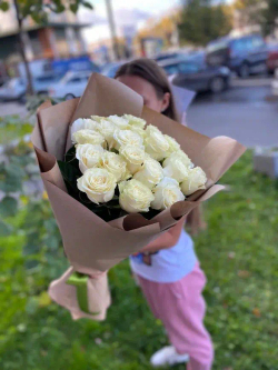 Букет 21 белых роза Эквадор 50см в ленте