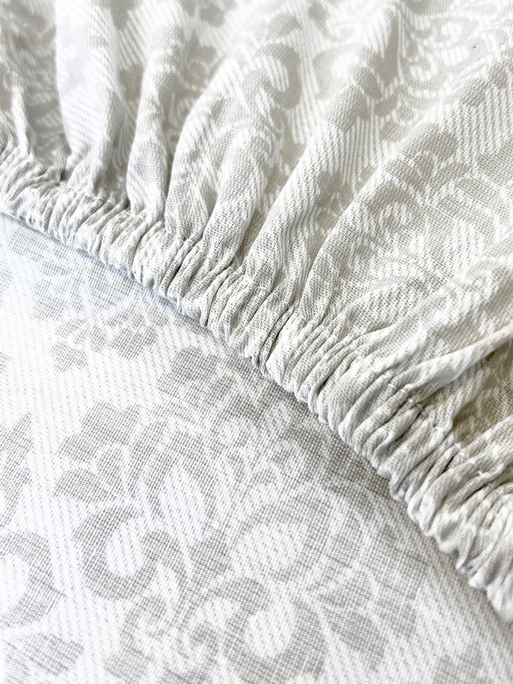 Простынь на резинке "Classic" 90х200 см  Сказка сатин