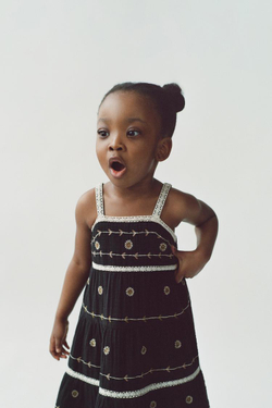 ZARA ПЛАТЬЕ ИЗ РЕЛЬЕФНОЙ ТКАНИ С ЦВЕТОЧНОЙ ВЫШИВКОЙ, ЧЕРНЫЙ