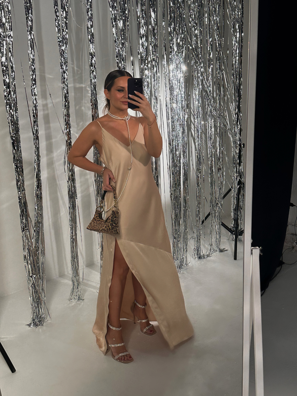 Платье шелк на тонких бретелях