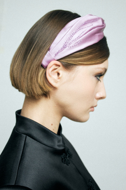 Ободок-узел из сиреневого шелка с декором в виде веточки