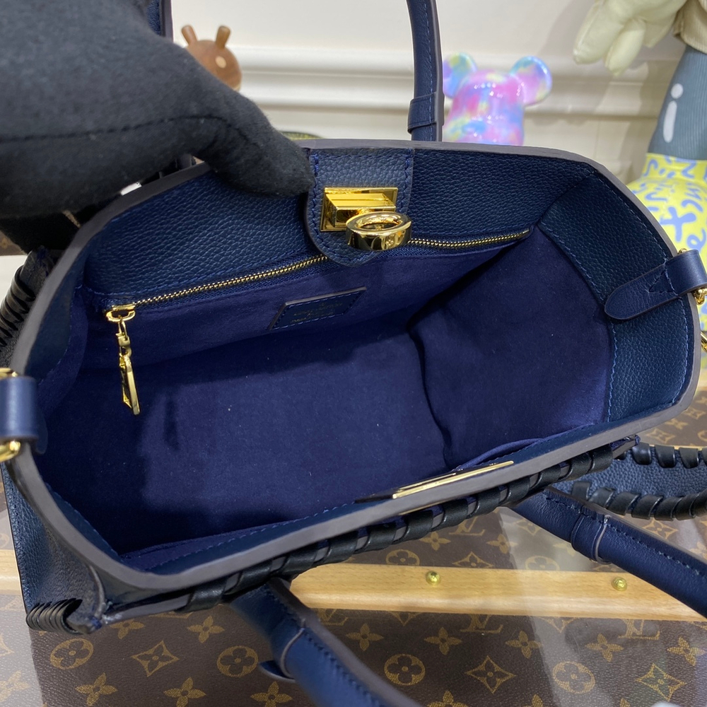 Louis Vuitton On My Side PM