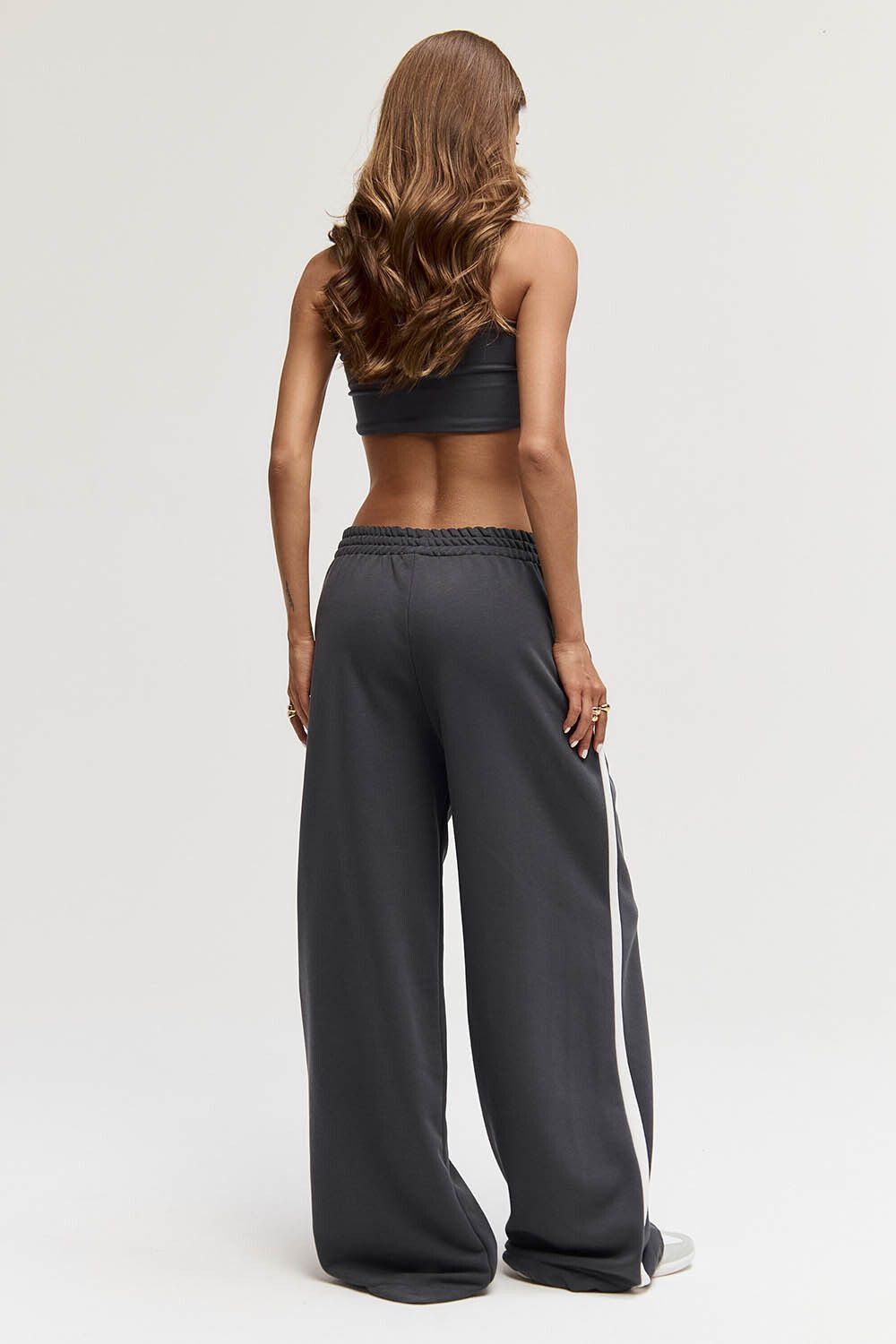 Широкие джоггеры без начеса с лампасами цвета антрацит