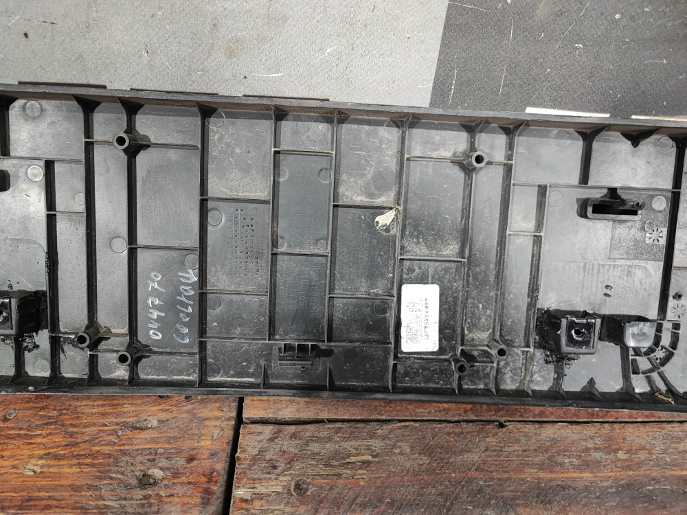 Накладка переднего бампера Площадка гос. номера Geely Coolray 19-нв Б/У Оригинал 8889631263