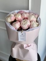 Букет из пионов в розово-белом оттенке 11 шт