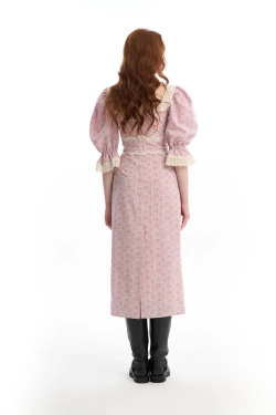 Платье с вырезом "каре" розовое