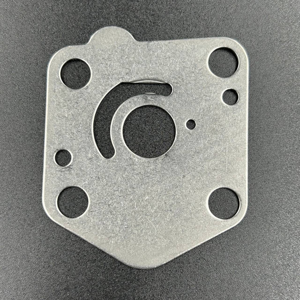 Пластина помпы охлаждения Suzuki 9.9-15, DF9.9-15 (WUHU)