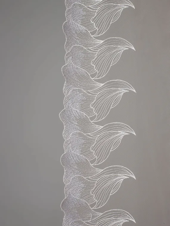 05-176 ОПТ Вышивка на неэл. сетке 25 см, бежевый 775 /айвори 004/ серебро