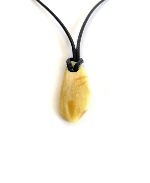 Кулон из янтаря натурального на кожаном шнурке (45 см), длина кулона 2,5 см