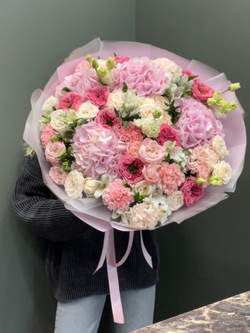 Авторский букет "Розово-Сливочная Нежность" (в переноске с аквабоксом)