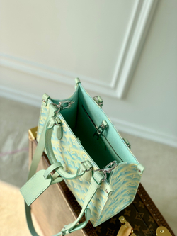 Louis Vuitton Onthego PM