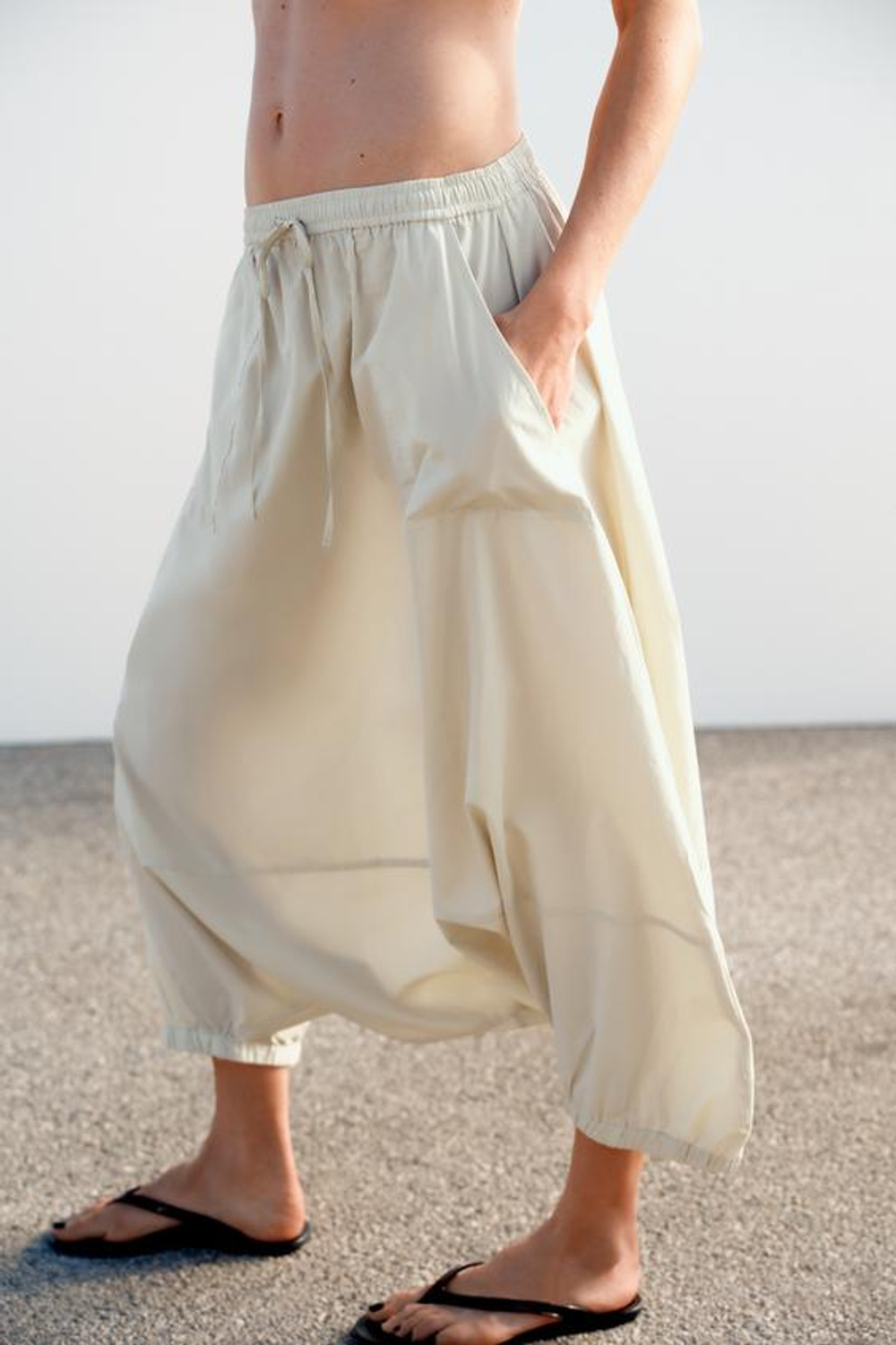 ZARA БРЮКИ-БАГГИ ИЗ НЕЙЛОНА, СВЕТЛО-ПЕСОЧНЫЙ