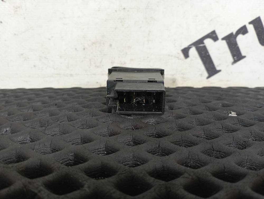 Кнопка переключения топливных баков