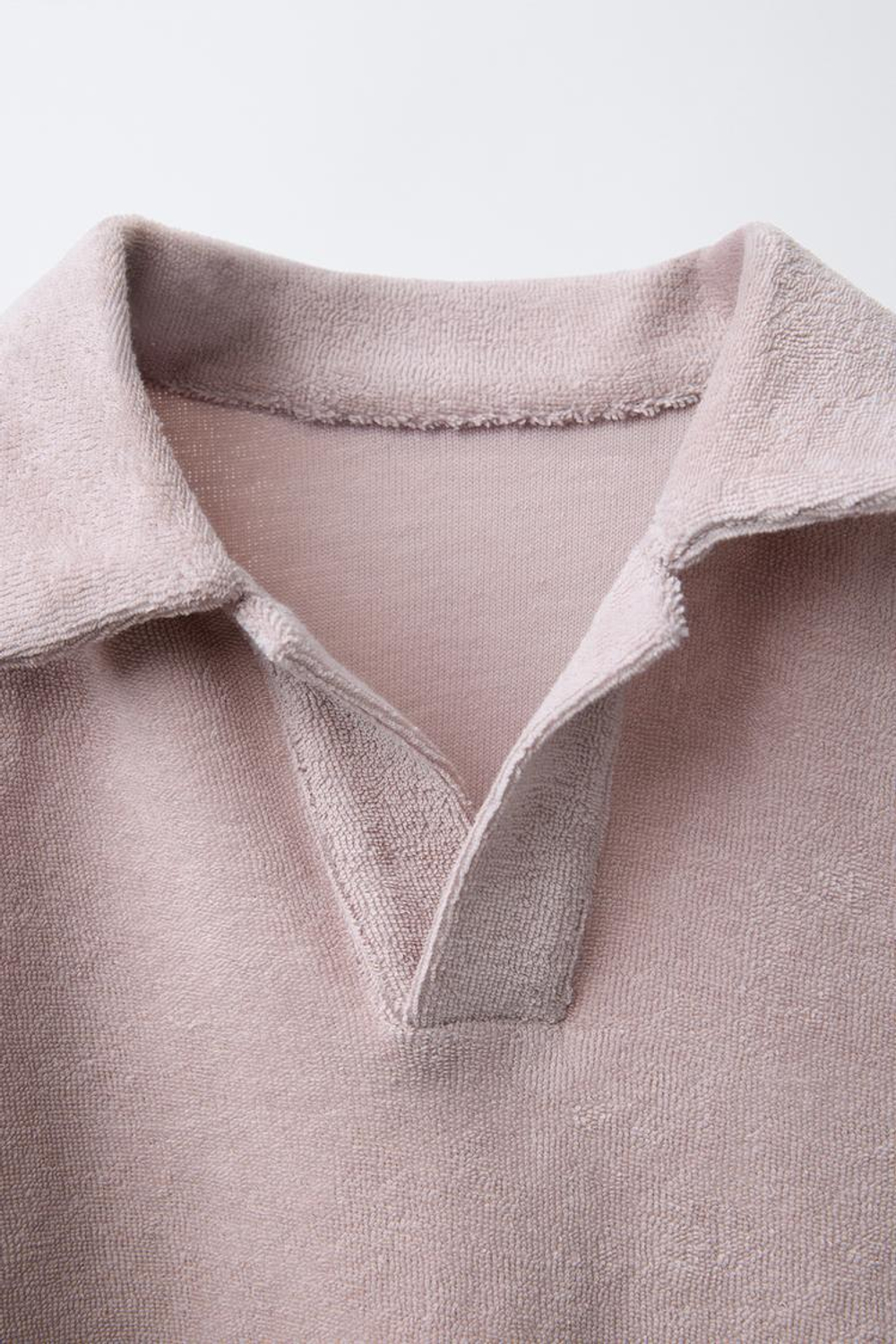 ZARA КОМПЛЕКТ ИЗ ФУТБОЛКИ-ПОЛО И ШОРТОВ ИЗ МАХРОВОЙ ТКАНИ С НАШИВКОЙ, СЕРО-КОРИЧНЕВЫЙ