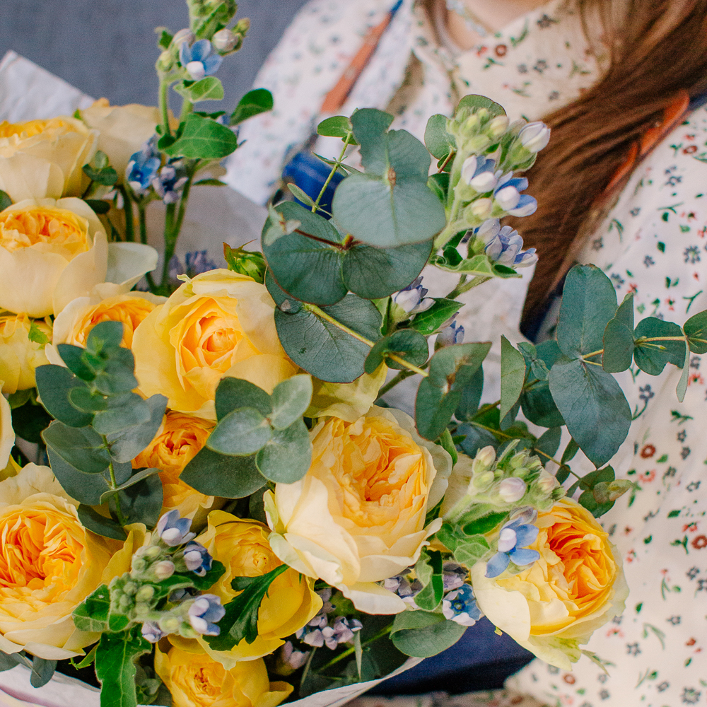 146. Солнечный букет из пионовидных роз и оксипеталума