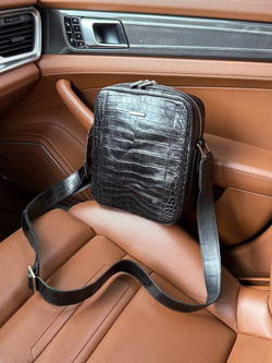 Сумка-мессенджер из кожи крокодила Zilli