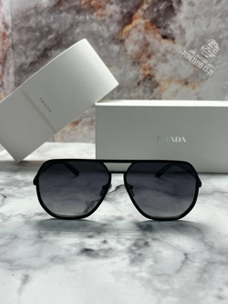 Солнечные очки Prada