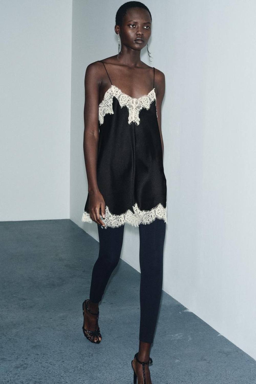 ZARA АТЛАСНЫЙ ТОП С КОНТРАСТНЫМ КРУЖЕВОМ — ZW COLLECTION, ЧЕРНЫЙ