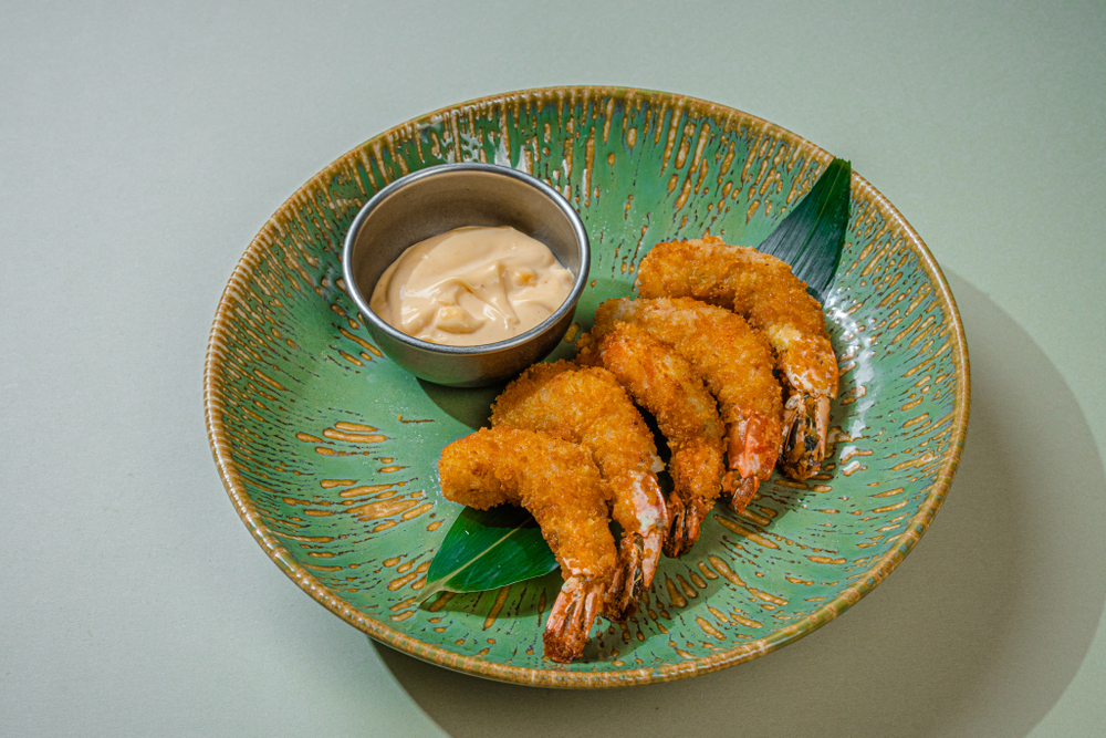 Креветки в кляре с соусом спайси